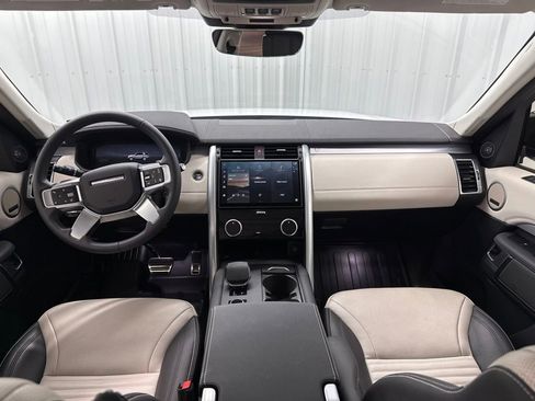 Used 2025 Land Rover Discovery Dynamic SE AWD/4WD image 16