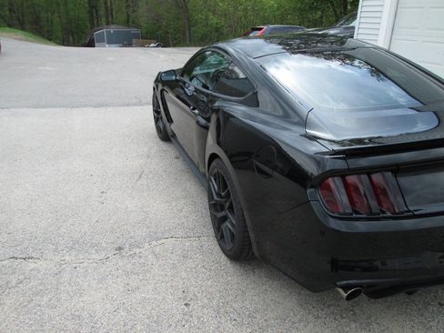 Used 2017 Ford Mustang Coupe RWD image 9