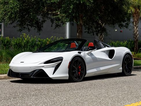 Used 2025 McLaren Artura Spider RWD image 24