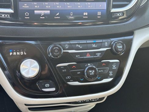Used 2024 Chrysler Pacifica Touring-L FWD image 36