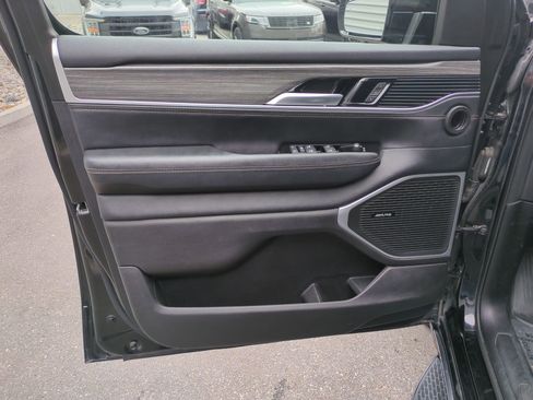 Used 2024 Jeep Wagoneer L Series III w/ Flexible Seating Group image 12