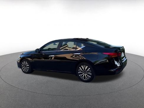 Used 2025 Nissan Altima 2.5 SV FWD image 15