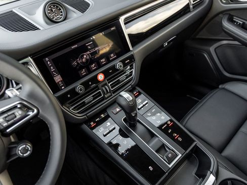 Certified 2026 Porsche Macan AWD/4WD image 31