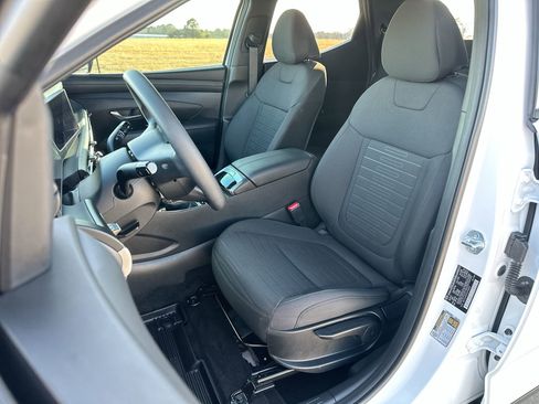 Used 2025 Hyundai Santa Cruz SE image 11