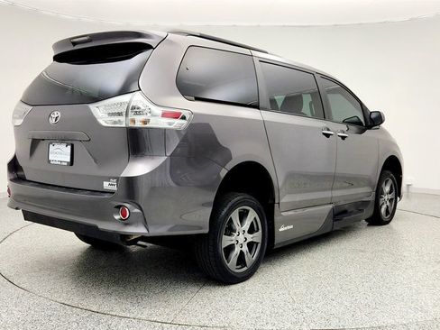 Used 2017 Toyota Sienna SE Premium image 5