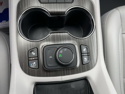 Used 2023 GMC Acadia SLT w/ Preferred Package image 16