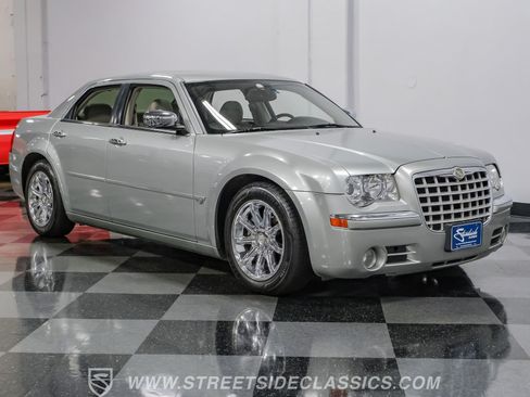 Used 2005 Chrysler 300 C w/ Navigation & Sound Group II RWD image 16