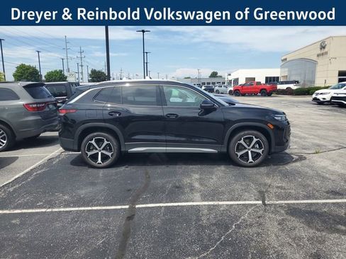 New 2025 Volkswagen Tiguan SE image 2