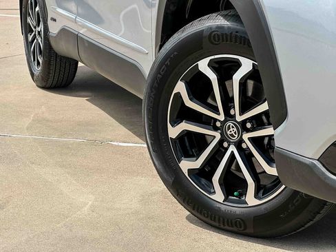 Used 2024 Toyota Corolla Cross SE image 9