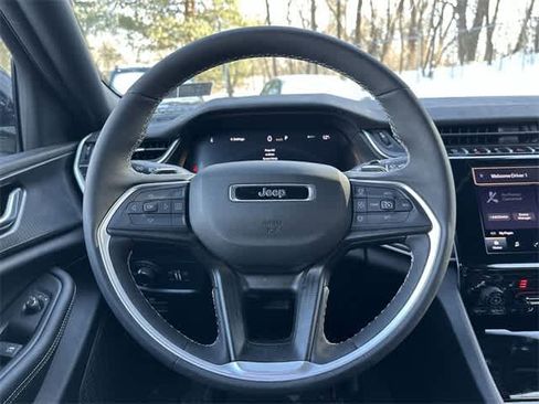 Used 2025 Jeep Grand Cherokee Altitude image 8