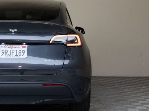 Used 2024 Tesla Model Y Long Range AWD/4WD image 12