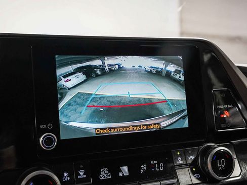 Used 2025 Toyota Highlander LE FWD image 25