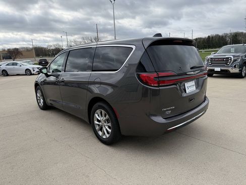Used 2023 Chrysler Pacifica Touring-L AWD/4WD image 3