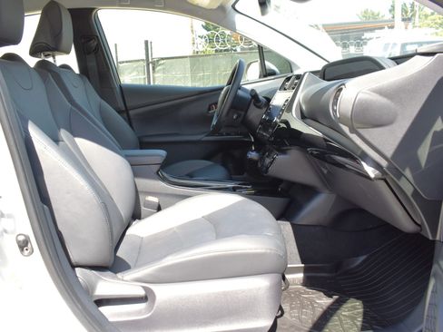 Used 2021 Toyota Prius XLE AWD/4WD image 26