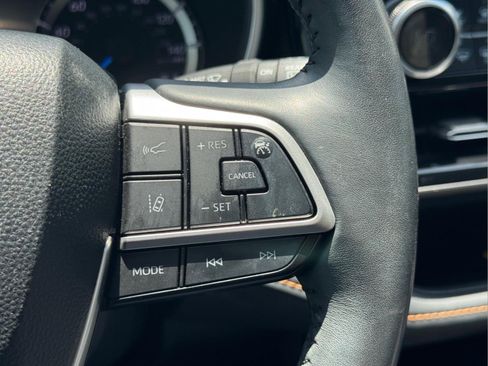 Used 2023 Toyota Highlander Bronze Edition FWD image 23