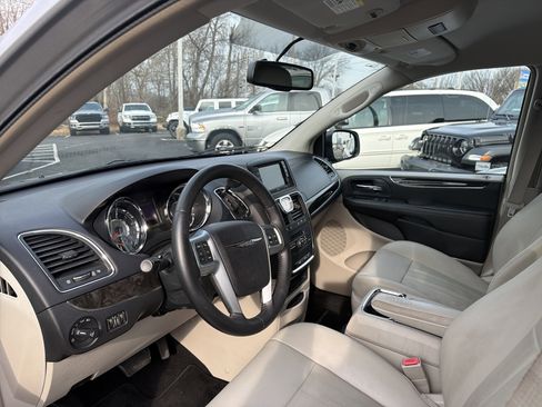 Used 2013 Chrysler Town & Country Touring image 17