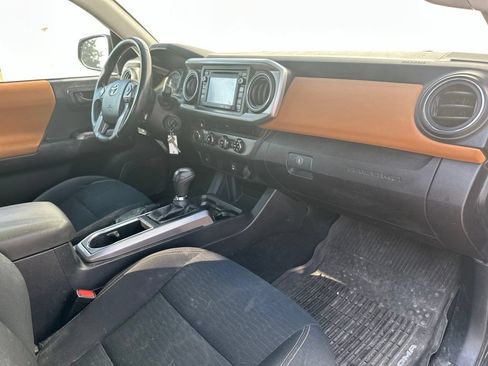Used 2017 Toyota Tacoma SR5 AWD/4WD image 29
