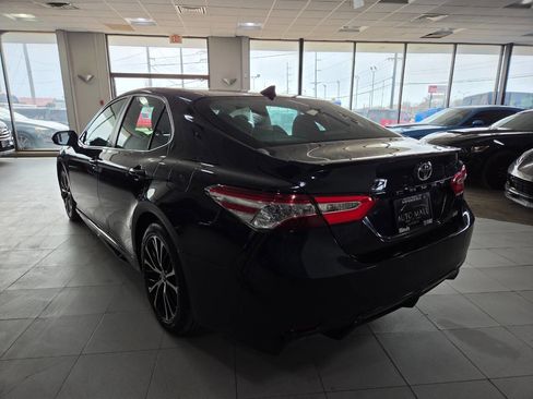 Used 2020 Toyota Camry SE image 5