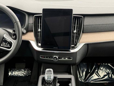 Certified 2025 Volvo XC90 B6 Plus AWD/4WD image 15