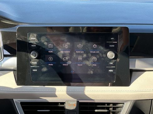 Used 2025 Volkswagen Taos SE w/ Panoramic Sunroof Package image 15