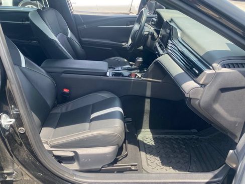 Used 2025 Toyota Camry SE w/ Convenience Package FWD image 16