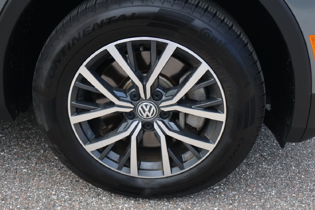 Certified 2020 Volkswagen Tiguan SE w/ Panoramic Sunroof Package AWD/4WD image 11