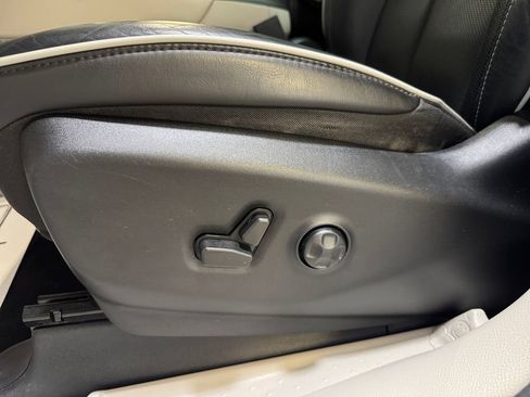 Used 2023 Chrysler Pacifica Limited AWD/4WD image 13