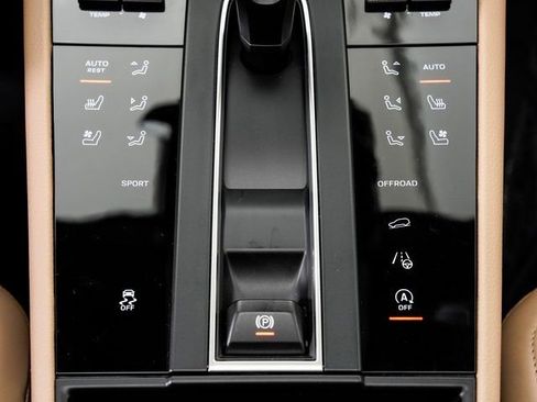 Certified 2025 Porsche Macan image 20