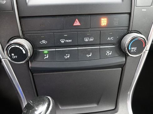 Used 2016 Toyota Camry SE image 3