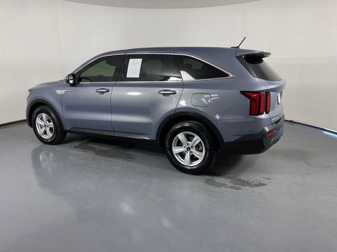 Used 2023 Kia Sorento LX image 4