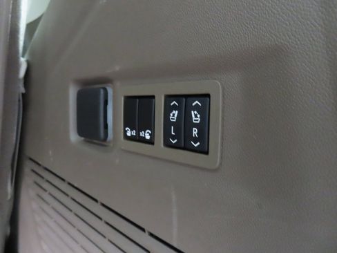 Used 2024 GMC Yukon Denali image 42