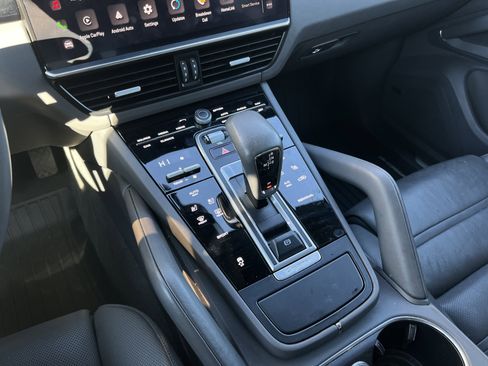 Certified 2023 Porsche Cayenne Platinum Edition image 34