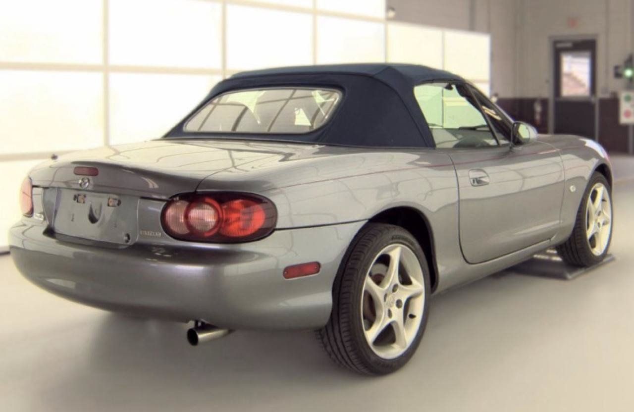 Used 2003 MAZDA MX-5 Miata RWD image 28