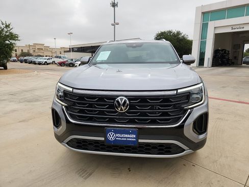 Used 2025 Volkswagen Atlas Cross Sport SE FWD image 2