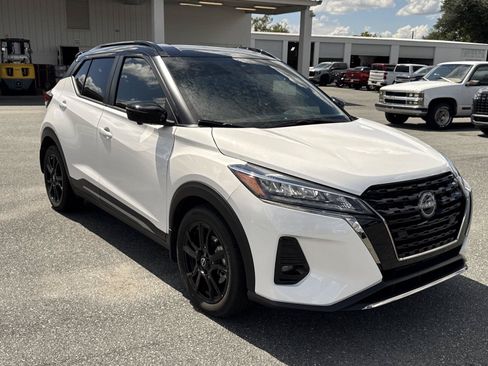 Used 2023 Nissan Kicks SR w/ SR Premium Package FWD image 2