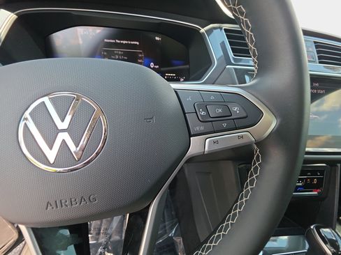 Used 2024 Volkswagen Tiguan SE w/ Panoramic Sunroof Package AWD/4WD image 18