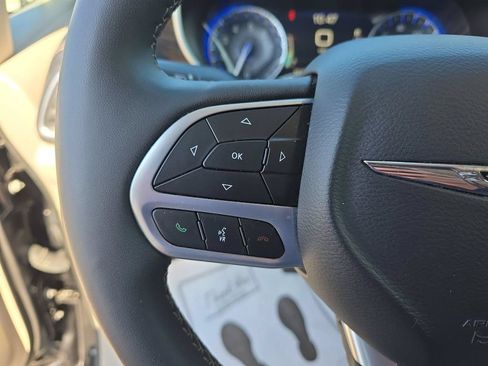 Used 2024 Chrysler Pacifica Limited FWD image 35