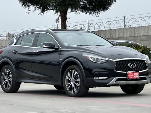 Used 2017 INFINITI QX30 Premium w/ Navigation Package image 10