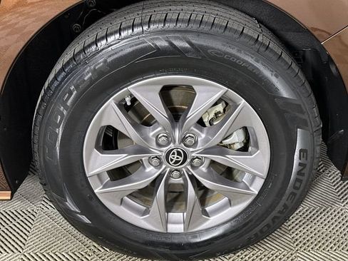 Used 2024 Toyota Sienna XLE AWD/4WD image 34