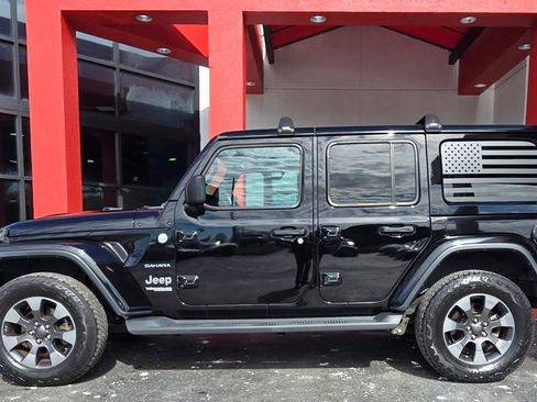 Used 2018 Jeep Wrangler Unlimited Sahara w/ Cold Weather Group image 7