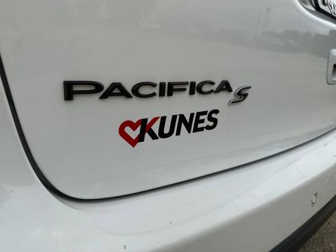 Used 2024 Chrysler Pacifica Limited FWD image 46