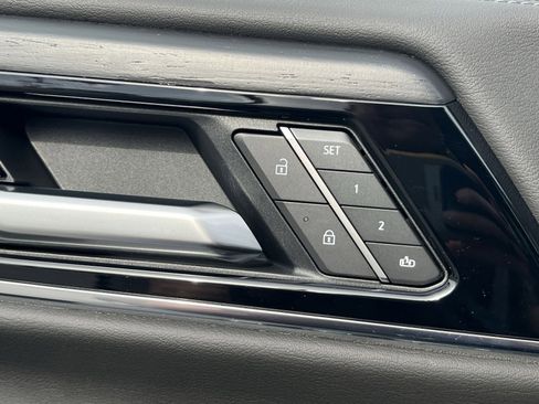 Used 2025 GMC Yukon XL Denali image 34