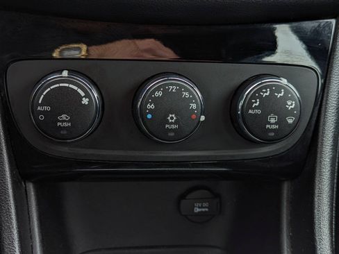 Used 2013 Chrysler 200 Limited FWD image 20