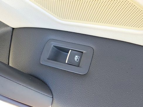 Certified 2020 Volkswagen Tiguan SE image 12