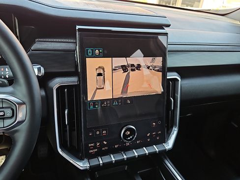 Used 2025 GMC Acadia Elevation w/ Elevation Premium Package FWD image 17