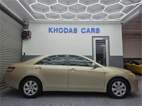 Used 2011 Toyota Camry LE image 5