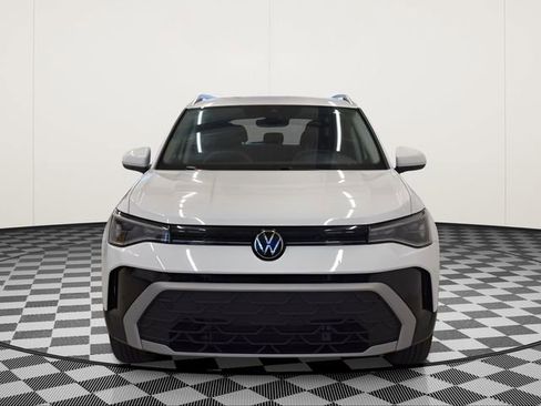 Used 2025 Volkswagen Taos SE AWD/4WD image 3