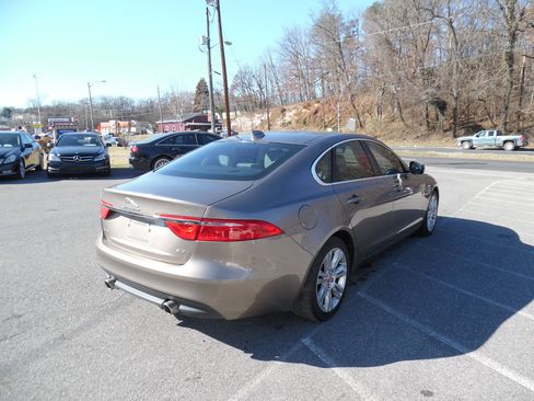 Used 2017 Jaguar XF Premium image 5