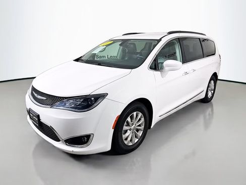 Used 2017 Chrysler Pacifica Touring-L FWD image 3
