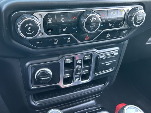 Used 2019 Jeep Wrangler Unlimited Sahara AWD/4WD image 23